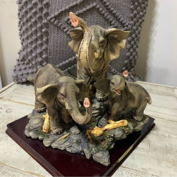 Vintage De Capoli Elephant Family Figurine - Picture 12 of 12